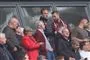 Personer i udskiftningsboks på fodboldbane