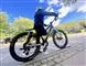 en dreng på en mountainbike