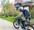 En dreng på en cykel