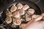 Frikadeller tilberedes på pande