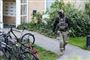 Politiet og aktionsstyrken arbejder onsdag på en adresse i den københavnske bydel Brønshøj-Husum, efter at politiet fik en anmeldelse om "uro i hjemmet" tirsdag aften.