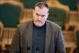 Mand i mørk jakke i folketingssalen