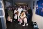 kvinde omgivet af sin familie