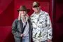 En kvinde med cowboyhat og mand med kasket på rød løber 