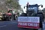 Traktor bag et protestskilt