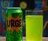 En grøn dåse og et glas fyldt med gul/grøn boblevand