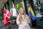 sissal står med to flag