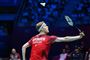 badmintonspiller med ketcher over hovedet