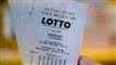 Hånd med lotto kuponer