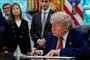 Trump signerer papirer