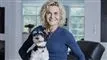 en smilende kvinde med en hund