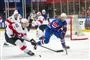 ishockeyspillere foran mål