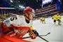ishockeyspillere i rødt og hvidt