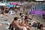 en tæt pakket strand i malaga i spanien