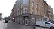 en bygning set fra gaden