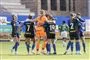 En masse fodboldkvinder omfavner hinanden