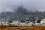 sort røg over bygninger i Gaza