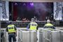Sikkerhedsvagter står ved en tom scene på festivalen Brännbollsyran i Umeå fredag aften, hvor rapperen Yasin skulle have spillet sin første koncert i ni år. Men den er aflyst efter artikler i svenske medier. To er ifølge Aftonbladet anholdt under mistanke for at have lagt drabsplaner mod Yasin i forbindelse med koncerten.