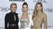 Yolanda, Bella og Gigi på en rød løber med armene om hinanden