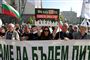 folkemasse demonstrerer bag et stort banner