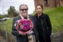Birger Arp-Hansen med en buket blomster i hånden foran en kirke