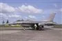 Et F16 fly holdende på landjorden