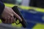 Nærbillede af hånd med pistol