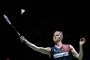 badmintonspiller med strakt ketcher