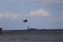 helikopter i luften over vand