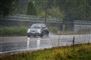 en bil i regn