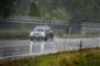 en bil i regn