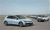 En stribe VW Golf'er på en landingsbane