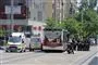 Ambulancer og politi holder ved bus