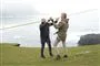 to personer gør zipline klar