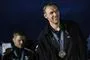 mand i sort med medalje om halsen