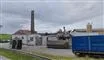 en fabrik der er ramt af brand