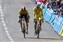 to cykelryttere side om side