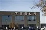 stor bygning med tesla-logo