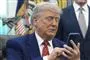 Trump kigger på sin mobiltelefon