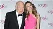 Leonard Lauder i smoking med armene om Elizabeth Hurley i pink kjole
