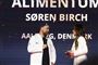 Søren Birch, som ejer Alimentum i Aalborg, var på scenen ved mandag aftens michelinuddeling for at modtage restaurantens første michelinstjerne. Det er også Aalborgs første michelinstjerne.