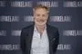 Claus Elming smilende og afslappet med hænderne bag ryggen til en premiere