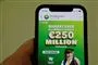 En mobiltelefon viser EuroMillions-app'en.