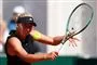 ung kvindelig tennisspiller svcinger ketcher