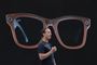 Facebook-stifter Mark Zuckerburg præsenterede i 2023 Metas anden udgave af techgigantens smartbriller, som er lavet i samarbejde med Ray-Ban. Nu har Meta præsenteret modeller i samarbejde med Oakley. (Arkivfoto).