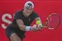 Holger Rune slår til en tennisbold