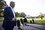 Trump foran en række mikrofoner