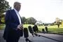 Trump foran en række mikrofoner