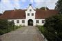Schackenborg Slot ligger i Møgeltønder og er opført i 1660'erne. Slottet og den tilhørende jord tilhører i dag den erhvervsdrivende fond Schackenborg Fonden. (Arkivfoto).