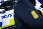 en politiuniform ved en politibil